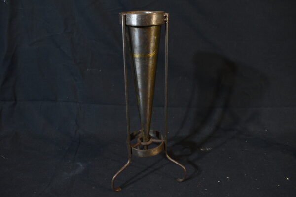 Freestanding metal thing