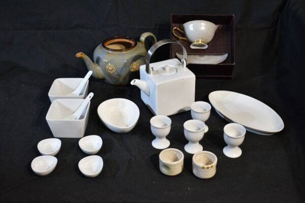 Gold rim cup & saucer, 2x tea pots, 2x Chinese bowls, 4x soy dips & egg cups