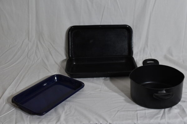 3x Roasting tins & Jam pan