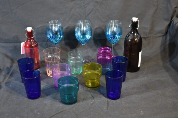 3x Blue flect glasses, 4x blue glasses, 3 coloured plastic beakers, coloured jar mug