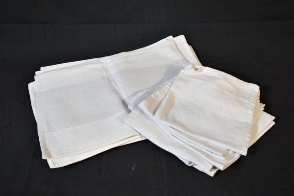 8x White with glitter place mat, 7 Napkins