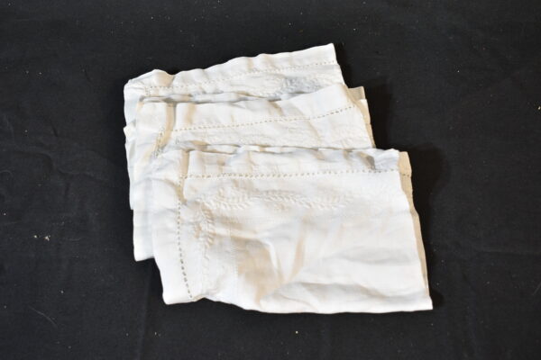 White patterned napkin x4