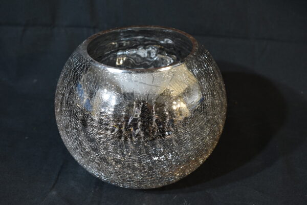 Glass bowl with cracked effect