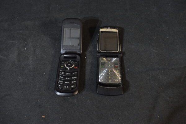 Black Flip phone (motorola)