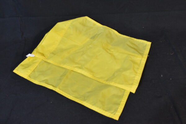 2x Yellow flag