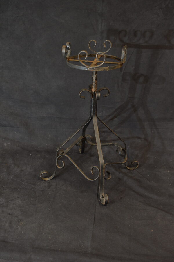 Black metal plant pot stand