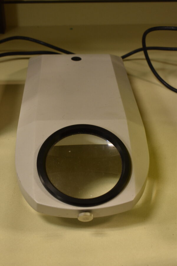 Illuminated Magnifying plate reader